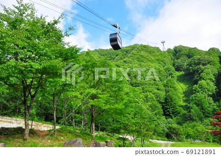 Shin-Hotaka Ropeway Nabehira Kogen Shirakabadaira, two-story ropeway and fresh green mountains Shin-Hotaka Ropeway Nabehira Kogen Shirakabadaira, two-story ropeway and fresh green mountains 69121891