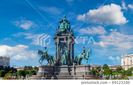 Maria Theresa statue in Vienna Maria Theresa statue in Vienna 69123280