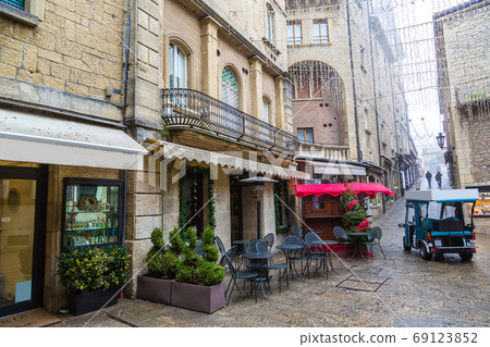 Narrow street in San Marino 69123852