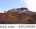 一座火山城堡，在色彩斑autumn的秋季森林中受要塞保護 69124080