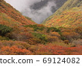 V形山谷覆蓋著五顏六色的秋天的樹葉與霧 69124082