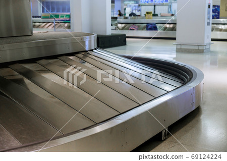 Rotating black rubber airport baggage claim Rotating black rubber airport baggage claim 69124224