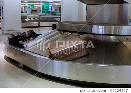 Baggage claim in the suitcases on a luggage band Baggage claim in the suitcases on a luggage band 69124227