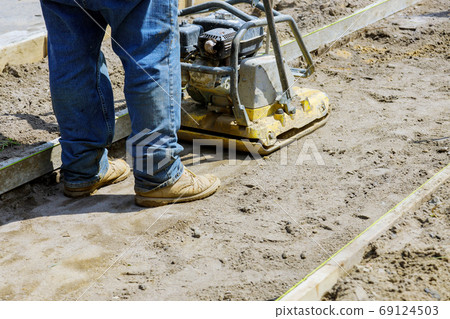 Vibrating hammer, with sand jumping in process in 69124503