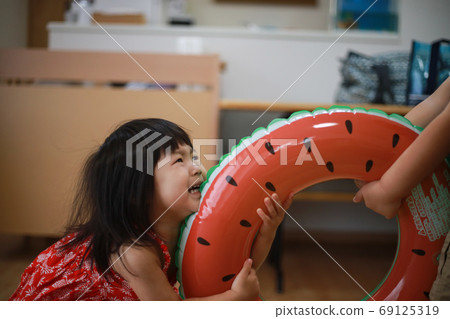 Children holding a float 69125319