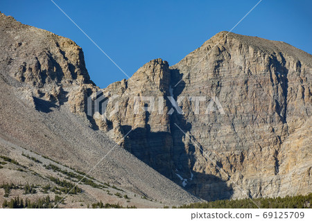 Sunny view of the beautiful Wheeler Peak from the Mather Point 69125709