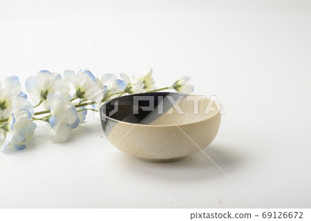 A small dish A small dish 69126672