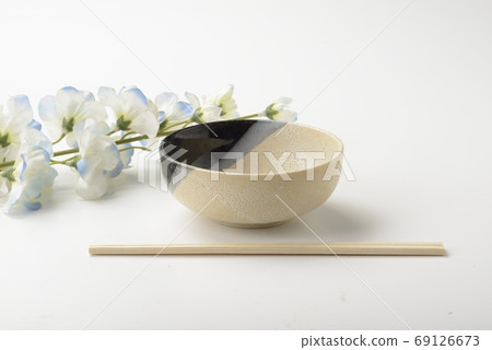 A small dish A small dish 69126673