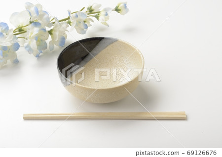 A small dish A small dish 69126676