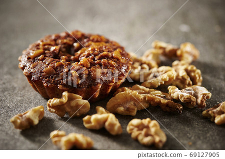 Walnut caramel nut petit cake 69127905