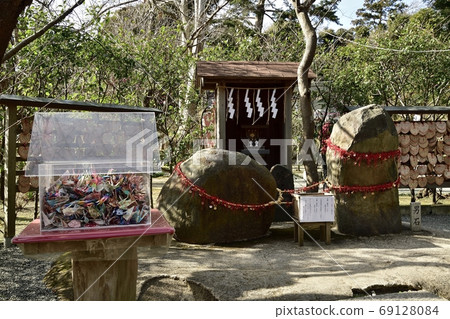 Kamakura Kuzuharaoka Shrine matchmaking stone Kamakura Kuzuharaoka Shrine matchmaking stone 69128084