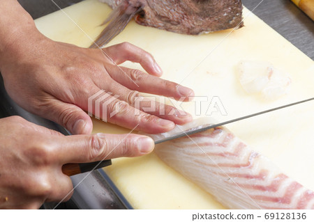 Slice the fillet 69128136