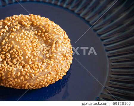 關閉與大量芝麻籽的油煎的芝麻餃子。 關閉與大量芝麻籽的油煎的芝麻餃子。 69128193
