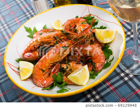 Grilled shrimps with lemon Grilled shrimps with lemon 69129948