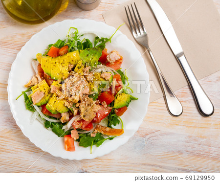 Salad with canned tuna Salad with canned tuna 69129950