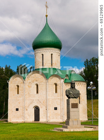 Transfiguration Cathedral and monument to Alexander Nevsky, Pereslavl-Zalessky Transfiguration Cathedral and monument to Alexander Nevsky, Pereslavl-Zalessky 69129965