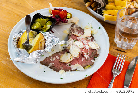 Roast beef with vegetable garnish Roast beef with vegetable garnish 69129972