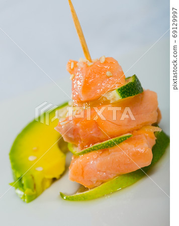 Salmon ceviche with lime and avocado Salmon ceviche with lime and avocado 69129997