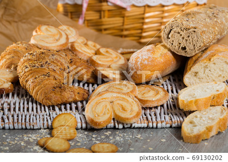 Baked goods on wicker mat 69130202