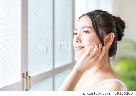 A young woman who feels moisturizing A young woman who feels moisturizing 69130269