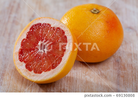 Sliced pink pomelo 69130808