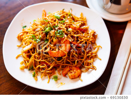 Noodles with shrimp and teriyaki sauce 69130830