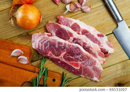 Raw pork's fillet shoulder with rosemary and garlic Raw pork's fillet shoulder with rosemary and garlic 69131007