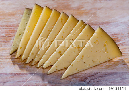 Sliced semi hard cheese 69131154