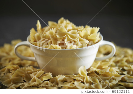 Ribbon-shaped short pasta farfalle 69132111