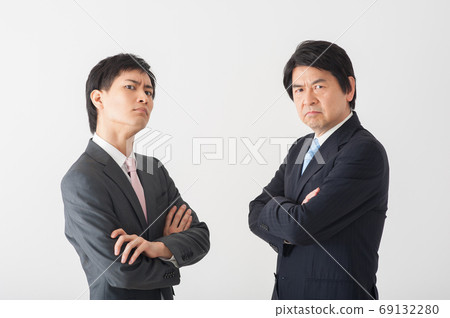 老闆和下屬凝視著可怕的面孔 老闆和下屬凝視著可怕的面孔 69132280