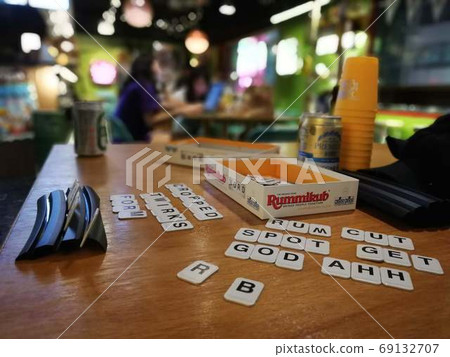 在台灣台北的一家旅館的棋盤遊戲時間 在台灣台北的一家旅館的棋盤遊戲時間 69132707