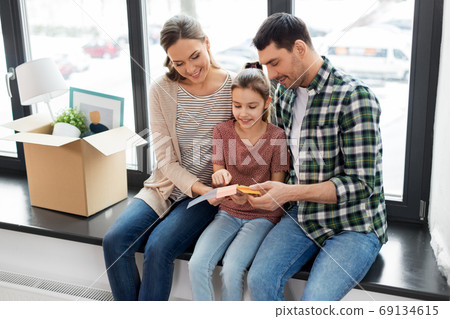 happy family with color palette moving to new home happy family with color palette moving to new home 69134615