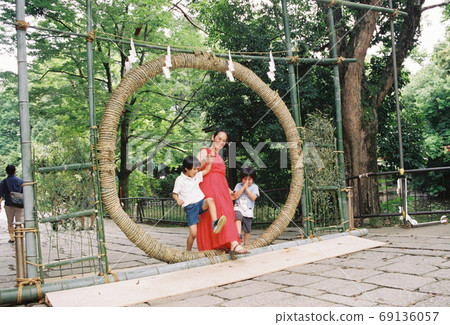 Pray as a family, don't lose to corona at Omiya Hikawa Shrine 69136057