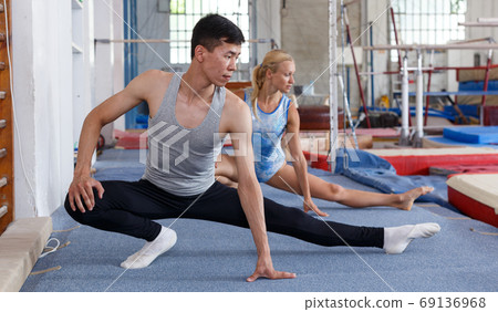 Fitness couple doing exercises in gym 69136968