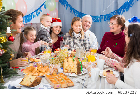 Ordinary family members making conversation Ordinary family members making conversation 69137228
