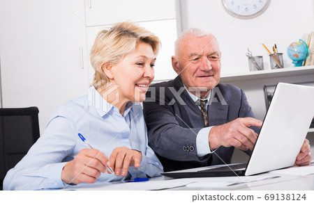 Coworkers working together 69138124