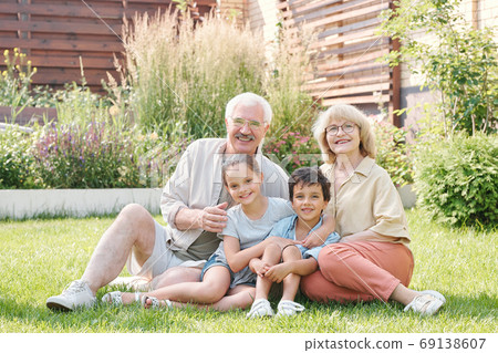 Cheerful Grandparents And Grandchildren Cheerful Grandparents And Grandchildren 69138607