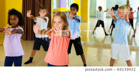 Gymnastics lesson in elementary school Gymnastics lesson in elementary school 69139432