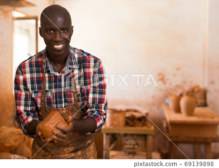 Craftsman moulding wet clay 69139898