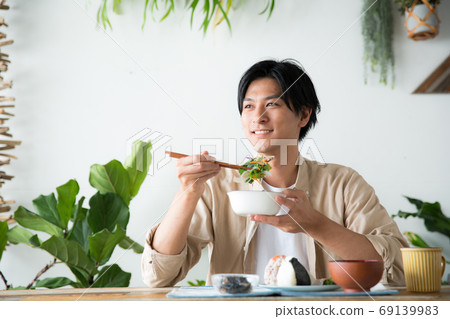 Men eating breakfast in the room 69139983