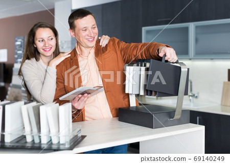 Woman and man customers choosing tabletop 69140249