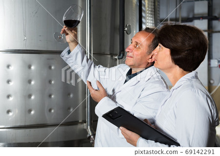 Expert and maker estimate wine Expert and maker estimate wine 69142291