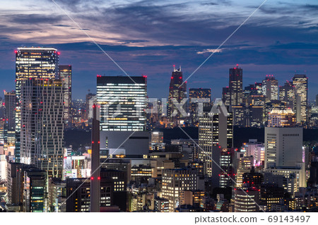 《東京》東京都新宿地區夜景 69143497