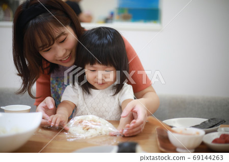 父母和孩子舉行一個飯糰 69144263