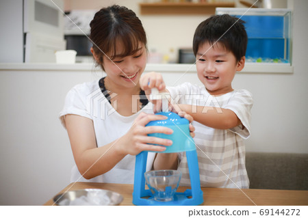 Parent and child making shaved ice Parent and child making shaved ice 69144272