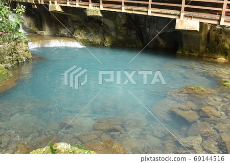 limestone cave 69144516