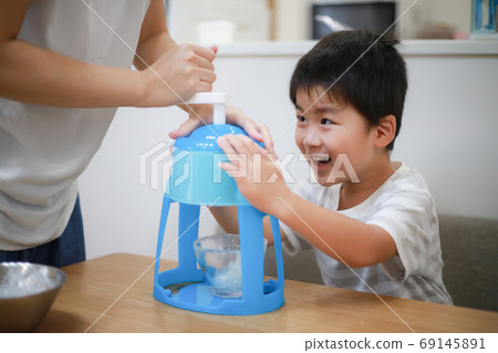 Parent and child making shaved ice Parent and child making shaved ice 69145891