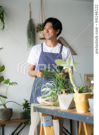 Shop clerk Shop clerk 69146122