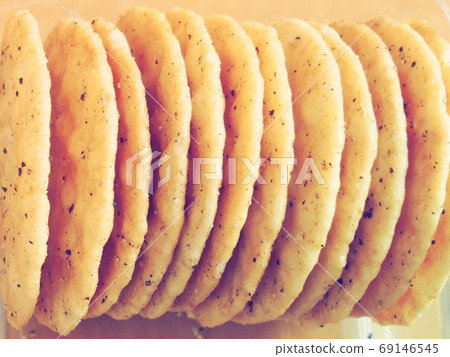 A lot of black pepper rice crackers 69146545