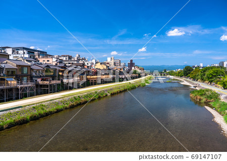 《京都府》鴨川,老房子和河床的風景 《京都府》鴨川,老房子和河床的風景 69147107